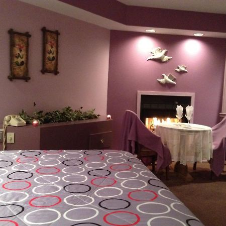 Inn of the Dove: Romantic Luxury Suites with Jacuzzi & Fireplace Harrisburg Room photo