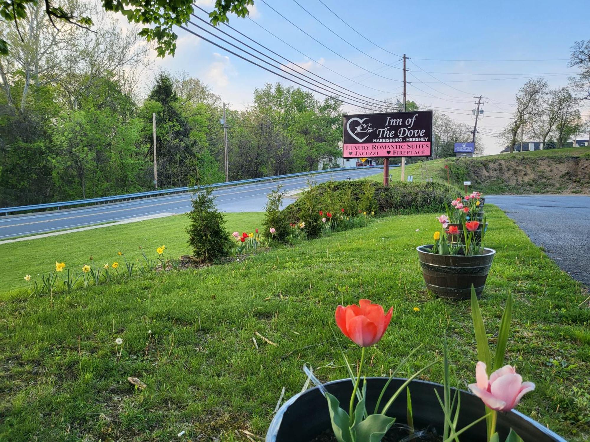 Inn of the Dove: Romantic Luxury Suites with Jacuzzi & Fireplace Harrisburg Exterior photo