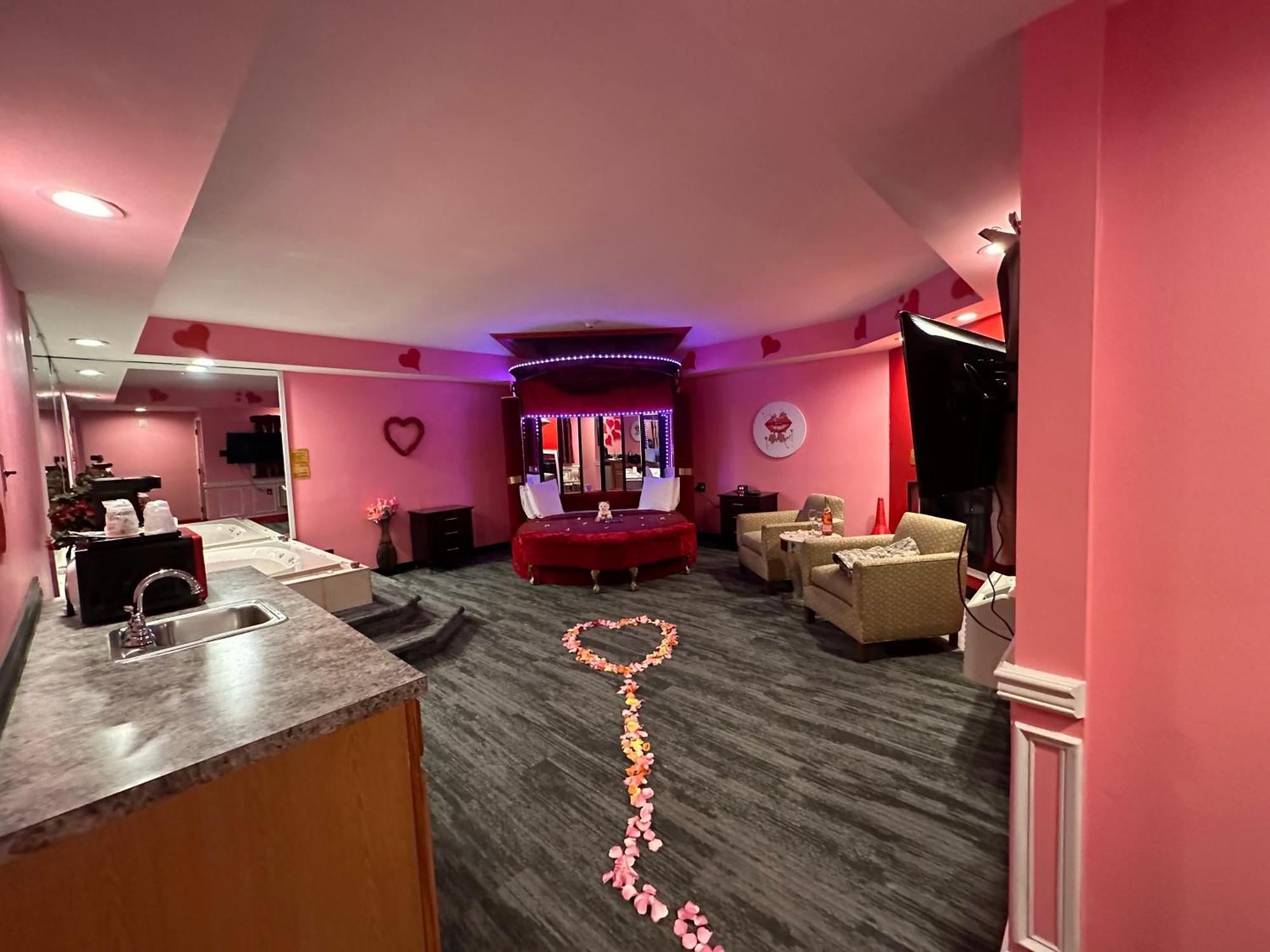 Inn of the Dove: Romantic Luxury Suites with Jacuzzi & Fireplace Harrisburg Exterior photo