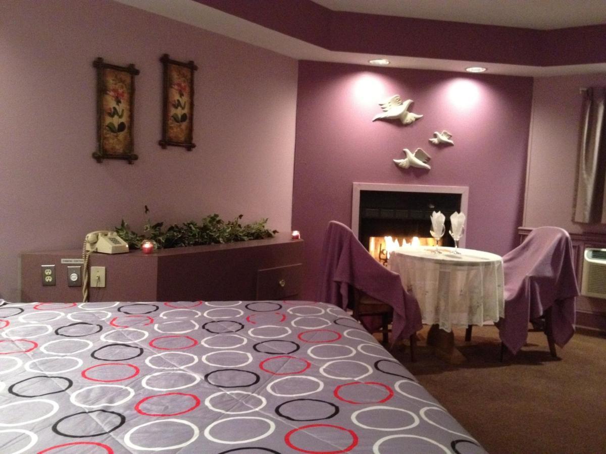 Inn of the Dove: Romantic Luxury Suites with Jacuzzi & Fireplace Harrisburg Room photo
